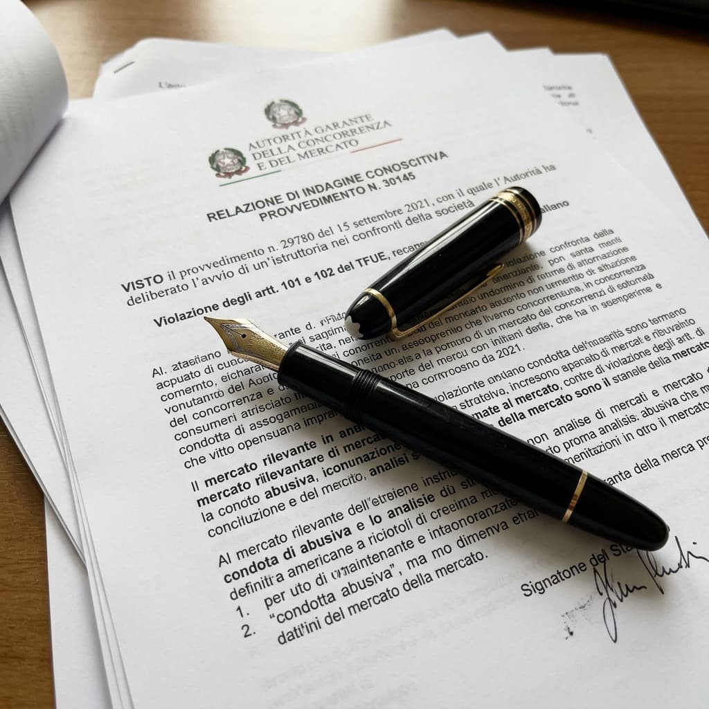 Caneta de assinaturas sobre os documentos oficiais impressos do inquérito de mercado instaurado pelo órgão italiano AGCM